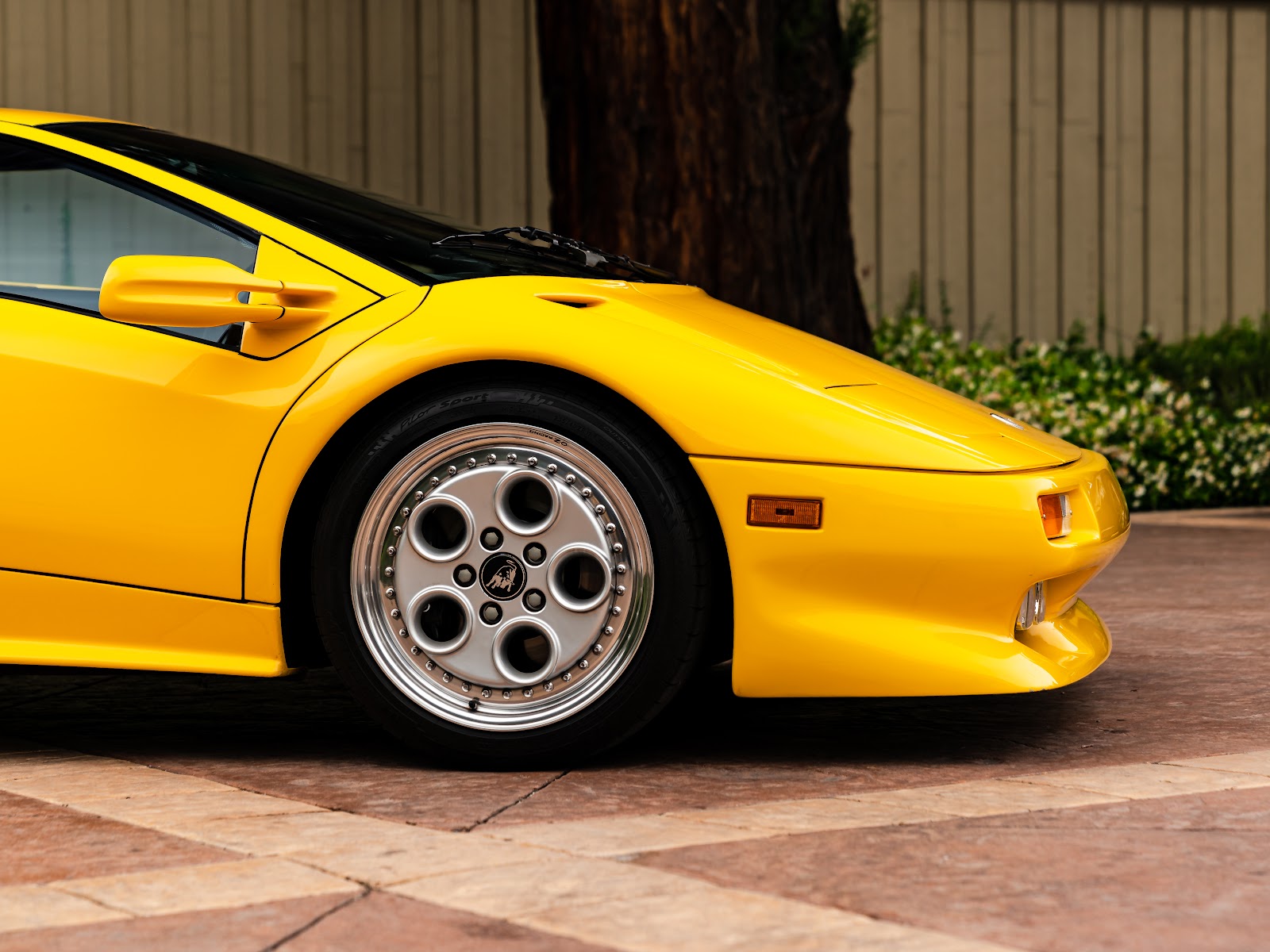 Lamborghini Diablo - Bring a Trailer Listing (Exterior)